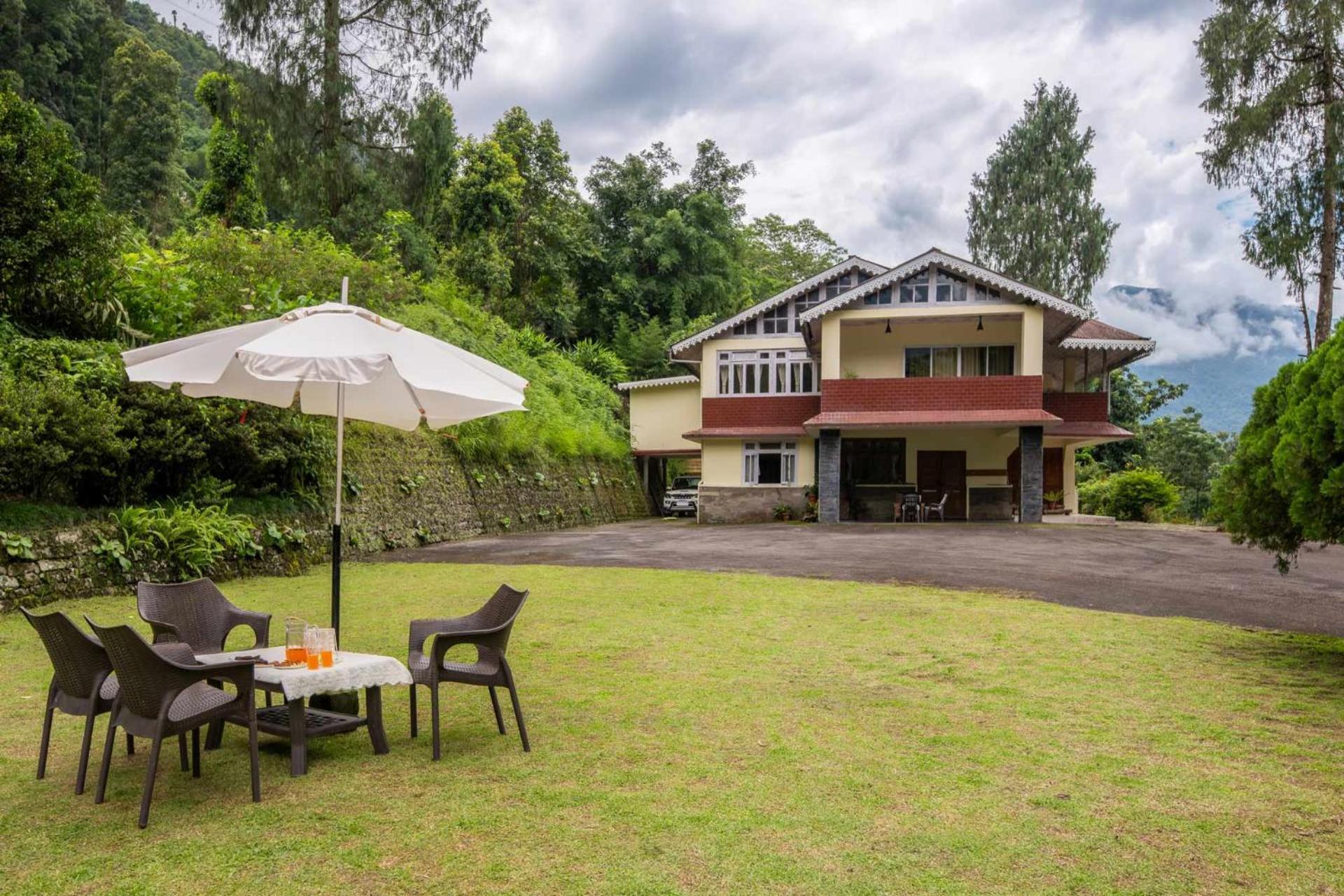 La Ipsing Farm By Stayvista - 3 Bhk Villa With Balcony, Mountain View, Indoor Games, And Pet Friendly Samdong المظهر الخارجي الصورة